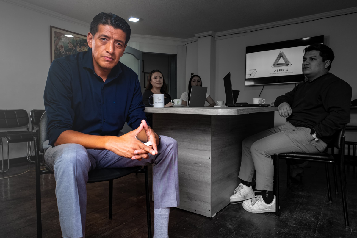 Consultoría jurídica para crecimiento empresarial Equipo legal estratégico en reunión de planificación empresarial