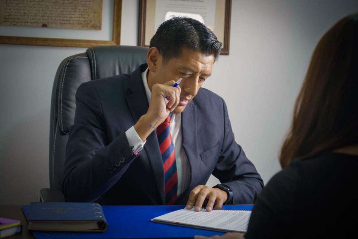 Asesoría legal preventiva para empresas Abogado empresarial asesorando preventivamente a cliente